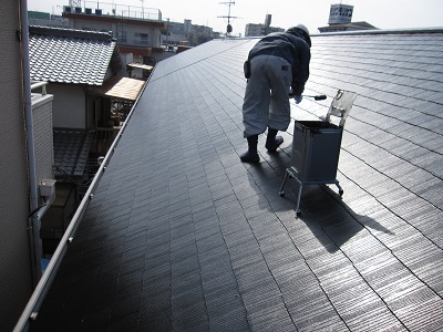 ソーラーシステム導入前のハイツの屋根塗装工事　寝屋川市　Hハイツ