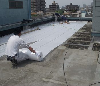 ビル屋上にかぶせ工法で塩ビシート防水工事　大阪市阿倍野区　Eビル