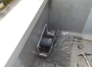 倉庫の雨漏りの原因だった屋上の排水管を防水処理　岸和田市　Ｈ倉庫