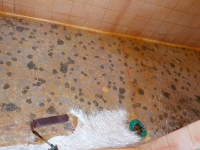 漏水していたマンションの浴室のタイルの壁と床をFRP防水　住吉区