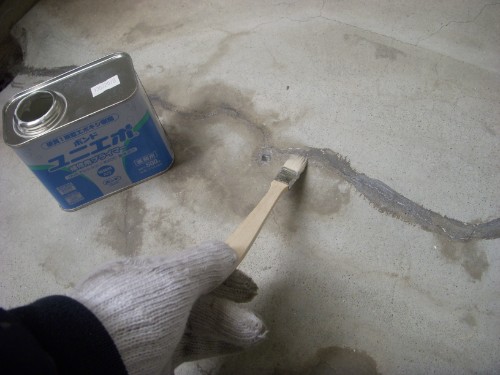 雨漏り原因になっていたマンション廊下の床のひび割れを補修工事　大阪市福島区