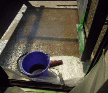ひび割れたベランダ床の防水をあと10年以上使えるよう補修工事　泉大津市