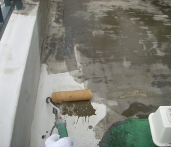 所々膨れて傷んでいるバルコニーの床を雨漏りする前に防水工事　大阪市東住吉区