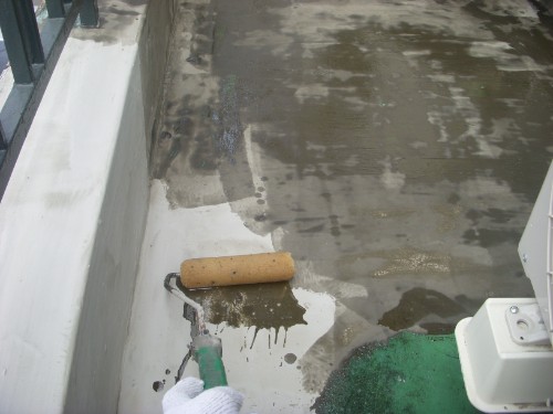 所々膨れて傷んでいるバルコニーの床を雨漏りする前に防水工事　大阪市東住吉区