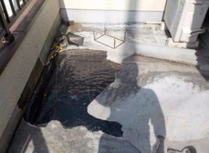 ベランダ床の黒ずみの原因は防水の劣化だった～やり替え工事で解消～　大阪府八尾市
