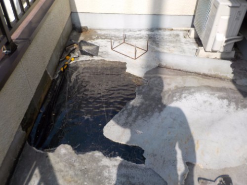 ベランダ床の黒ずみの原因は防水の劣化だった～やり替え工事で解消～　大阪府八尾市