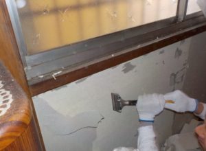 雨漏りで壁紙が剥がれた｜原因のサッシ窓をシーリング処理して壁紙も貼替　大阪市生野区