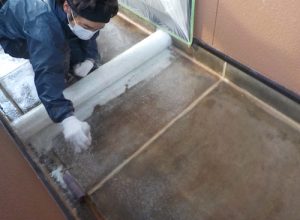 ベランダ排水口を調査して補修・床全体をFRP防水工事　大阪市東住吉区