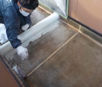 ベランダ排水口を調査して補修・床全体をFRP防水工事　大阪市東住吉区