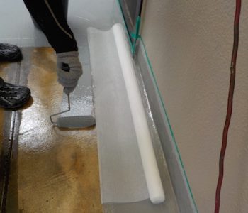 屋上の雨漏り補修工事｜モルタル床の成分が染み出て白いデコボコに　大阪市東成区