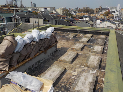台風で倒れた屋上の室外機を撤去して防水やり替え　大阪市阿倍野区