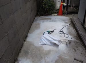 店舗内壁の雨漏り原因となっていた路地の防水工事 大阪市都島区