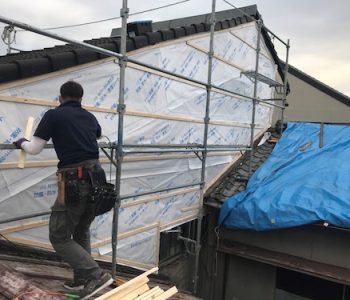 台風で剥がれたモルタル壁120㎡を波板で補修工事　大阪市生野区