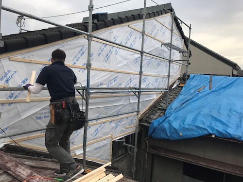 台風で剥がれたモルタル壁120㎡を波板で補修工事　大阪市生野区
