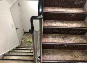 雨漏りの影響でめくれた階段の防滑シートを貼り替え　大阪市都島区のマンション