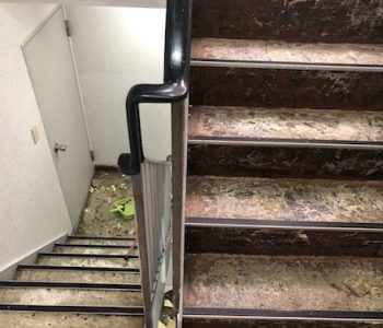 雨漏りの影響でめくれた階段の防滑シートを貼り替え　大阪市都島区のマンション