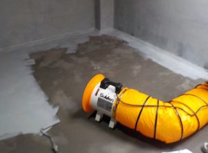 銭湯の貯水タンク内の防水補修工事｜階下のボイラー室に水漏れ　兵庫県伊丹市