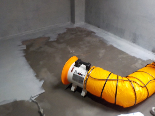 銭湯の貯水タンク内の防水補修工事｜階下のボイラー室に水漏れ　兵庫県伊丹市