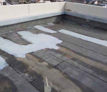 築30年の傷んだ屋上防水に塩ビシートを重ね貼りして雨漏り解消　大阪府大東市