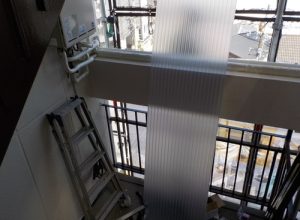 ビル階段室の波板が台風被害で大規模破損｜新しい波板への交換と屋上に扉を設置した事例