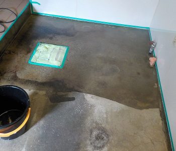 飲食店の改装時に厨房の塗り床防水｜作業前に油汚れをしっかり洗浄　兵庫県尼崎市
