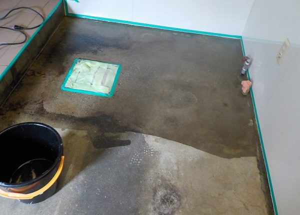 飲食店の改装時に厨房の塗り床防水｜作業前に油汚れをしっかり洗浄　兵庫県尼崎市