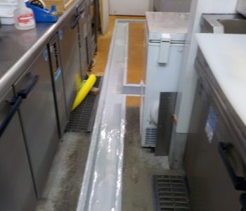 厨房の溝を防水加工｜エポキシ樹脂系の塗り床防水材を塗布した事例　大阪市西区
