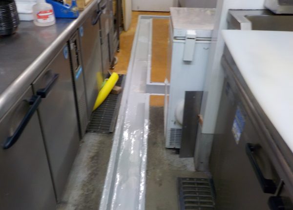 厨房の溝を防水加工｜エポキシ樹脂系の塗り床防水材を塗布した事例　大阪市西区