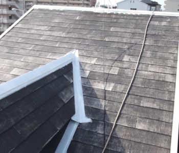 一般家庭の屋根に弱溶剤型シリコン樹脂を使って遮熱塗装を行った事例　大阪市平野区