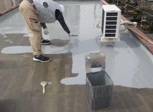 一般家庭のバルコニーと屋上をウレタン塗膜防水工事した事例　大阪市阿倍野区