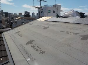 3階建て住宅の漏水を鋼板屋根材カバー工法で修繕した事例　大阪市福島区