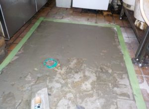 カフェ厨房の床の防水工事 | 劣化したタイルからの水漏れを改善　大阪市中央区