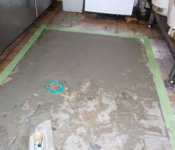 カフェ厨房の床の防水工事 | 劣化したタイルからの水漏れを改善　大阪市中央区