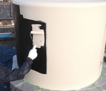 棟屋のタンクの破損を補修して防水塗装 | 羽曳野市・築40年のマンション