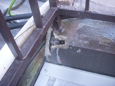 バルコニーの地面に穴が開いていて漏水している　大阪府八尾市　Ｈ様邸