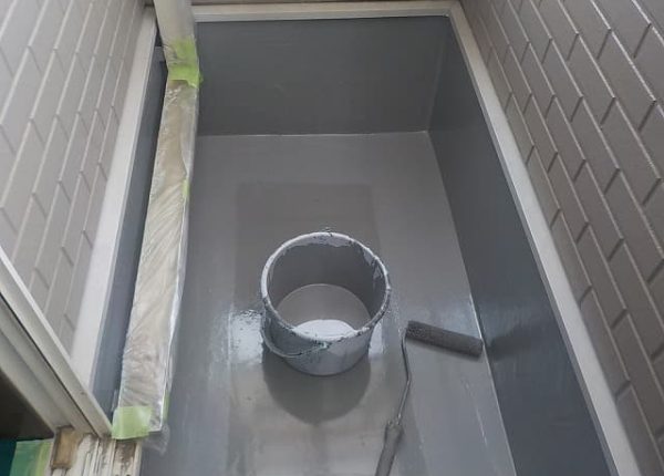 大きなクラックが発生したベランダの床を補修してウレタン防水工事　岸和田市の住宅