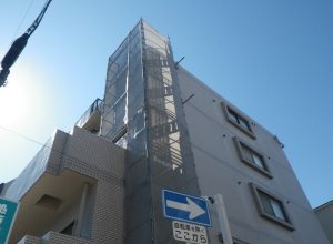 足場を組み5階ベランダのウレタン防水工事｜併せて外壁のシーリング補修も　東大阪市