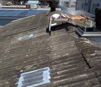 倉庫の雨漏りの応急処置！屋根の穴をFRP製波板で補修・内壁をプラスチックで補強　大阪市東成区