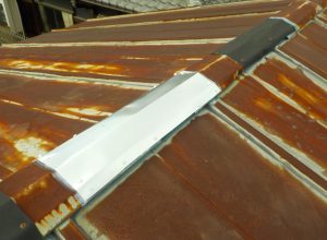 倉庫トタン屋根の雨漏り補修｜板金を現地加工してシーリング処理　大阪市平野区