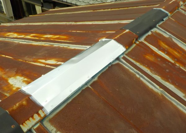 倉庫トタン屋根の雨漏り補修｜板金を現地加工してシーリング処理　大阪市平野区
