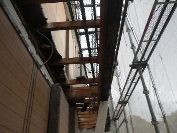 大きなひび割れが入ったバルコニーを修繕｜材料を変えて軽量化・防水性能アップ　神戸市垂水区