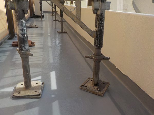 大きなひび割れが入ったバルコニーを修繕｜材料を変えて軽量化・防水性能アップ　神戸市垂水区