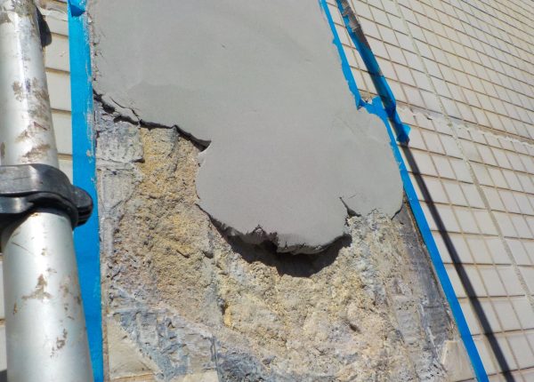 タイル張りの外壁が数箇所破損！樹脂モルタルで補修＋塗装をして雨漏りを止める　大阪市阿倍野区