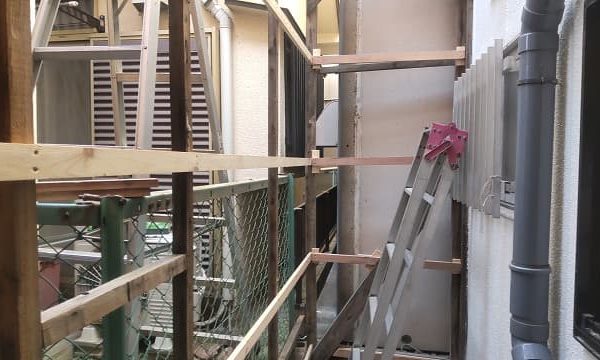 雨漏りする外壁の補修・塗装工事！DIYで作った物置の波板を張り替え　奈良市