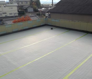 目地周りなどが傷んで雨漏りするRC造住宅の屋上のウレタン塗膜防水工事（通気緩衝工法）　堺市南区