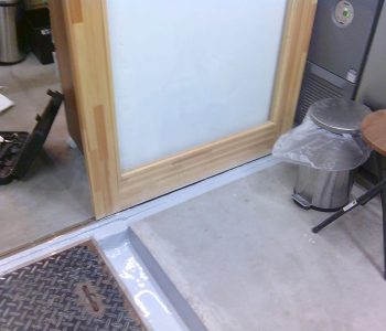 店舗（調理場）の溝の補修・防水工事！溝を新設して水が客席に流れることを防ぐ　大阪市此花区