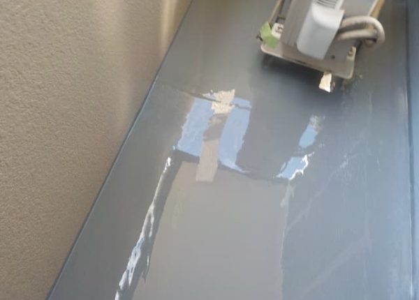モルタル仕上げのバルコニーのウレタン塗膜防水工事!クラックができやすい手すり天端部もしっかり防水 松原市
