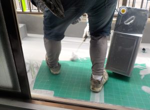 社屋バルコニーの防水工事（通気緩衝工法）！狭く入り組んだ場所でも綺麗に仕上げる　大阪市平野区
