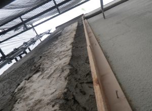 タイルが剥がれモルタルの崩落の危険性も高いビル外壁の補修工事！足場組みからモルタル粗付けまで　大阪市阿倍野区