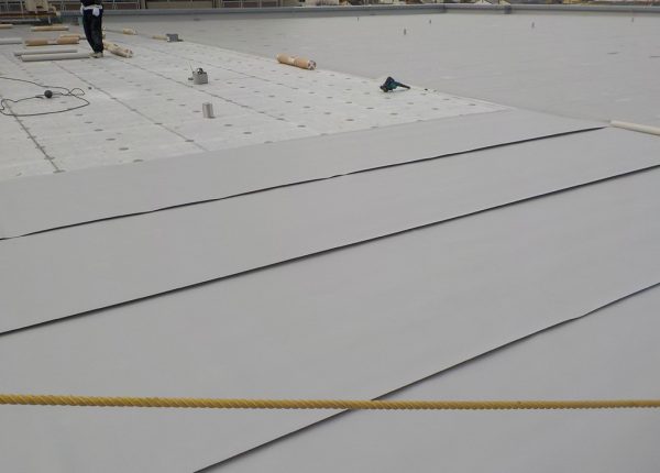 約970㎡ビル屋上の塩ビシート機械固定防水工事! 大阪府高石市